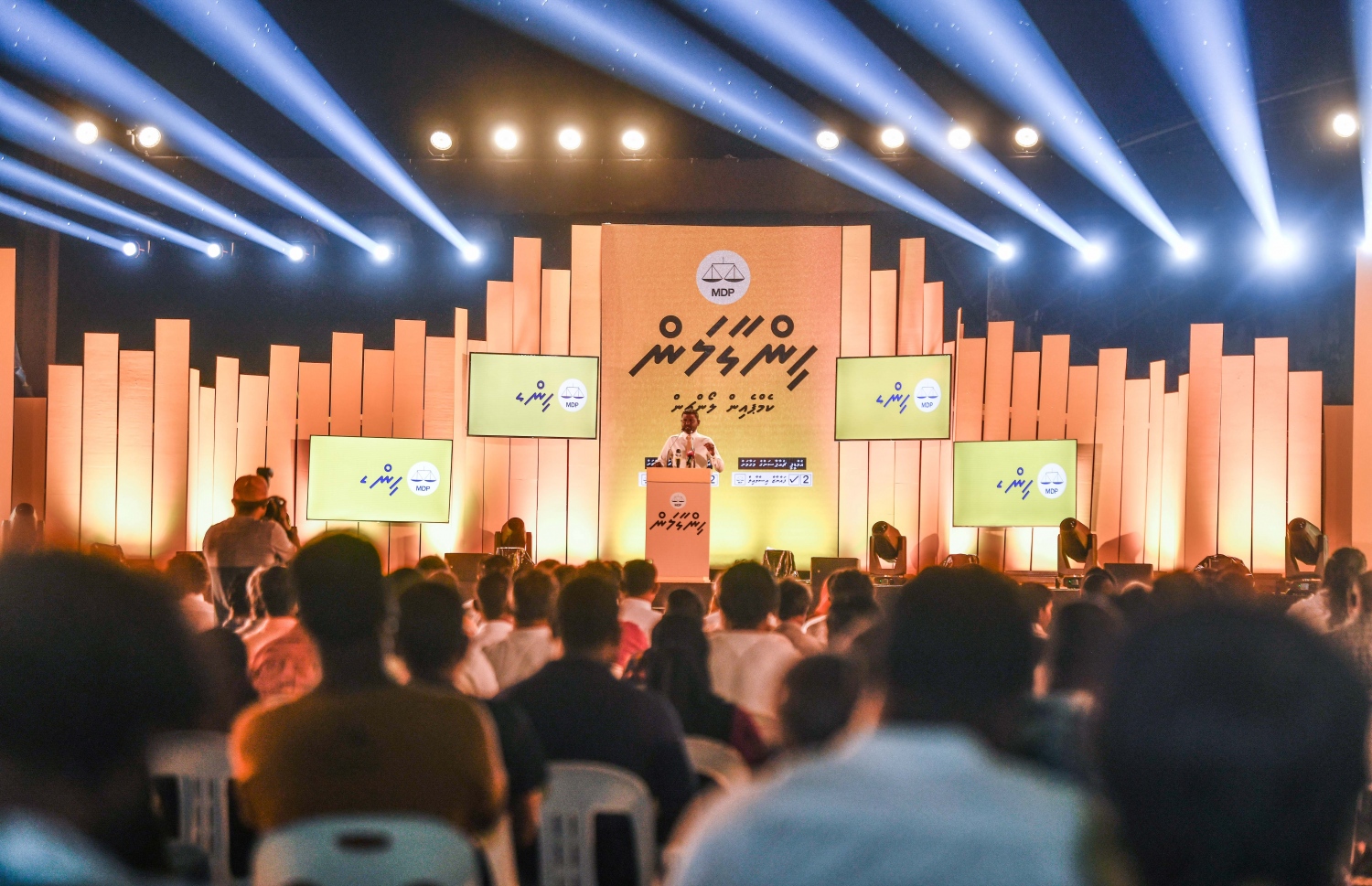 އަންނަ އޭޕްރީލް 16 ގައި ބާއްވާ އެމްޑީޕީގެ ޗެއާޕާސަންގެ މަގާމަށް ވާދަކުރައްވާ ފައްޔާޒުގެ ކެމްޕެއިން ރަސްމީކޮށް ފެށުމަށް ށ. މިލަންދޫގައި ބޭއްވި ޖަލްސާގެ ތެރެއިން--. ފޮޓޯ: ނިޝާން އަލީ/ މިހާރު