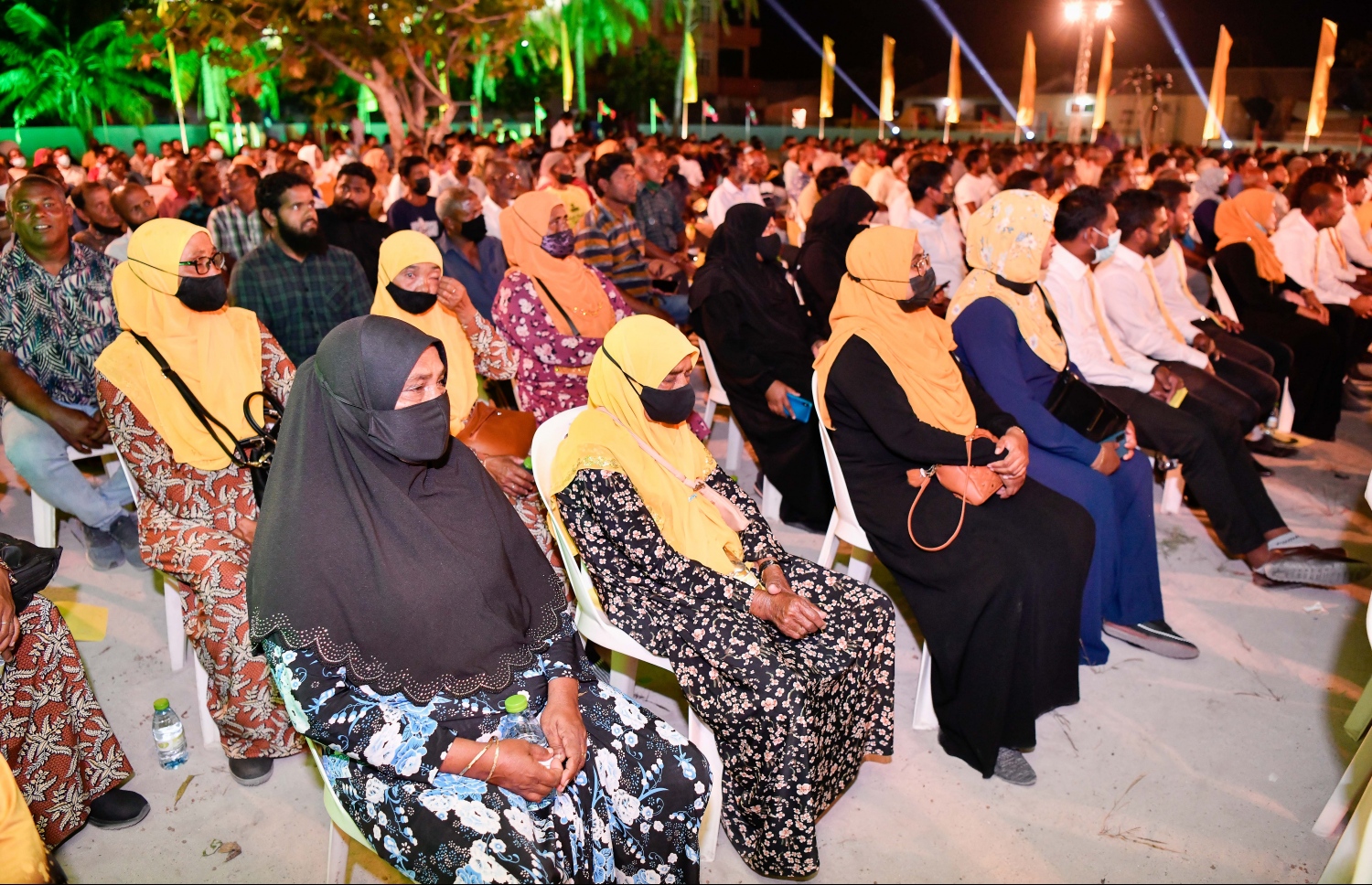 ފައްޔާޒުގެ ކެމްޕެއިން ރަސްމީކޮށް ފެށުމަށް މިލަންދޫގައި މިރޭ އޮތް ޖަލްސާގައި ބައިވެރިވި އެޕާޓީގެ ބައެއް ސަޕޯޓަރުން.---ފޮޓޯ: ނިޝާން އަލީ/ މިހާރު