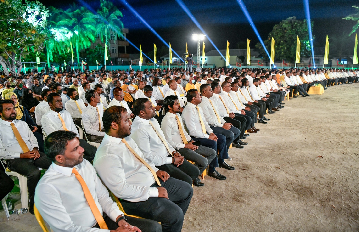 ފައްޔާޒުގެ ކެމްޕެއިން ރަސްމީކޮށް ފެށުމަށް މިލަންދޫގައި މިރޭ އޮތް ޖަލްސާގައި ބައިވެރިވެވަޑައިގެންނެވި ބައެއް މެމްބަރުން.---ފޮޓޯ: ނިޝާން އަލީ/ މިހާރު