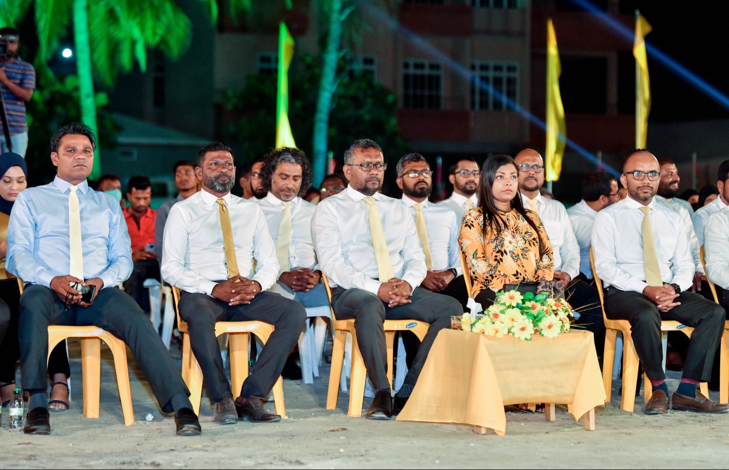 ފައްޔާޒުގެ ކެމްޕެއިން ރަސްމީކޮށް ފެށުމަށް މިލަންދޫގައި އޮތް ޖަލްސާގައި އޭނާގެ އިތުރުން އަންހެނުންގެ ގޮފީގެ ރައީސާއަކަށް ވާދަކުރައްވާ ރޮޒައިނާ އާއި މިލަންދޫ ދާއިރާގެ މެމްބަރު އަލީ ރިޒާ.---ފޮޓޯ: ނިޝާން އަލީ/ މިހާރު