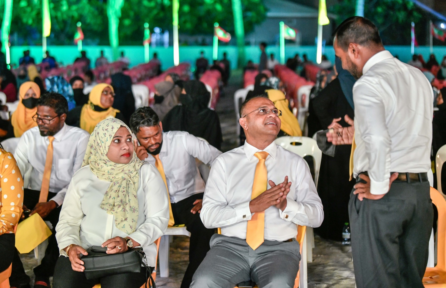 އަންނަ އޭޕްރީލް 16 ގައި ބާއްވާ އެމްޑީޕީގެ ޗެއާޕާސަންގެ މަގާމަށް ވާދަކުރައްވާ ފައްޔާޒުގެ ކެމްޕެއިން ރަސްމީކޮށް ފެށުމަށް ށ. މިލަންދޫގައި ބޭއްވި ޖަލްސާގައި މަޖިލިސް މެމްބަރު ހުސެއިން ޝަހީމް (އަނދުން ހުސެއިން) އާއި އެމްޑީޕީގެ ބައެއް މެމްބަރުން ބައިވެރިވަނީ--. ފޮޓޯ: ނިޝާން އަލީ/ މިހާރު
