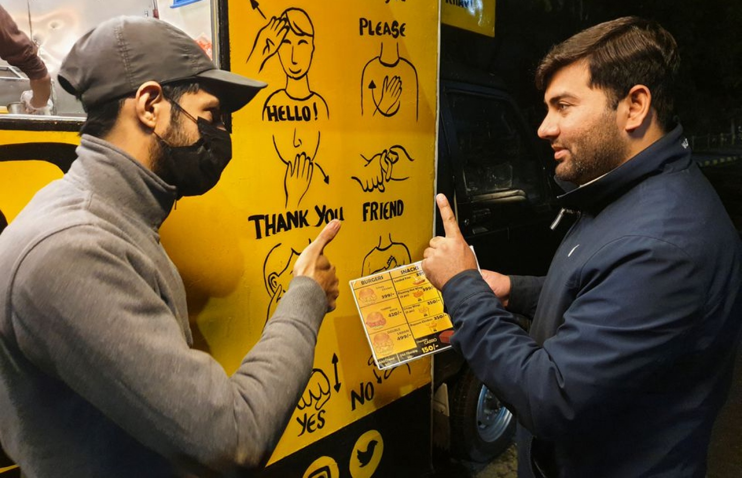 އަޑުއިވުމުން މަހުރޫމްވެފައިވާ އާއިލާއާކުން ޕާކިސްތާނުގައި ހިންގާ ގާޑިޔާ.-- ފޮޓޯ: ރޮއިޓާސް