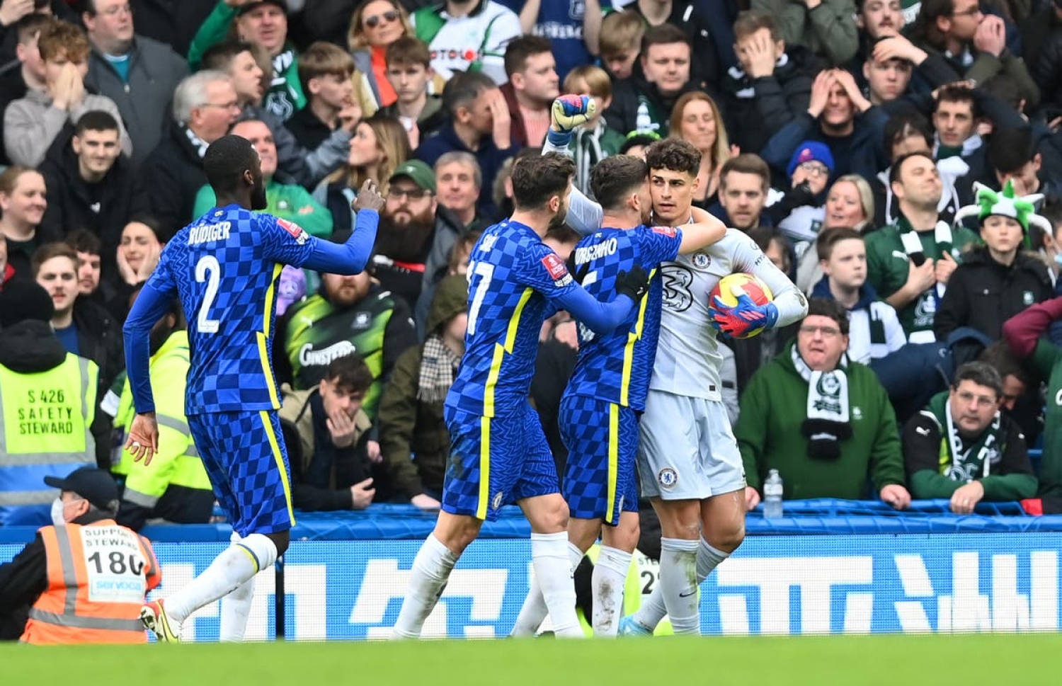 ޗެލްސީގެ ކީޕަަރު ކެޕާ އަރިޒަބަލާގާ މި ސީޒަނުގެ މެޗެއްގައި ޗެލްސީއާ ދެކޮޅަށް ޖެހި ޕެނަލްޓީއެއް މަތަކުރުމަށް ފަހު.-- ފޮޓޯ: ގެޓީ އިމޭޖަސް