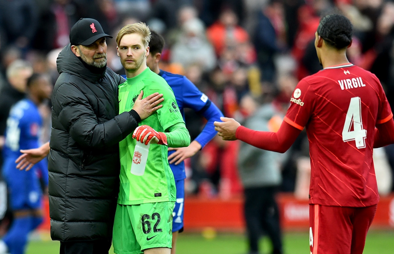 ލިވަޕޫލް މެޗަކަށް ފަހު ކޯޗު ކްލޮޕް، އެޓީމުގެ ޒުވާން ކީޕަރު ކެލެހާއާ އެކު.-- ފޮޓޯ: ގެޓީ އިމޭޖަސް