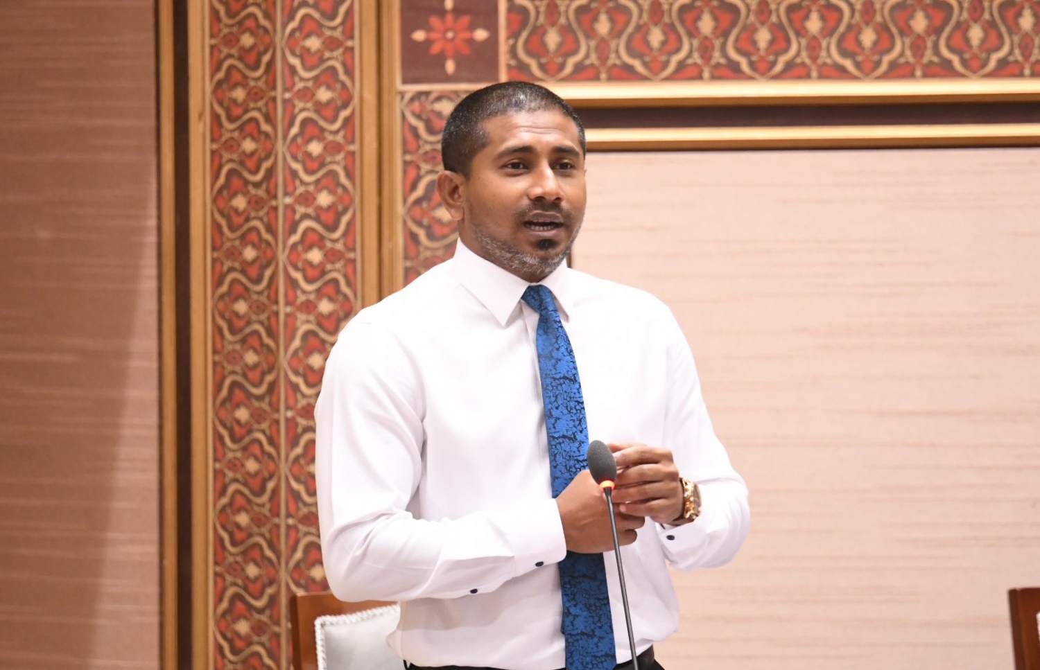 މަޖިލީހުގެ މިއަދުގެ ޖަލްސާގައި މެމްބަރުންގެ ސުވާލުތަކަށް މަހްލޫފު ޖަވާބު ދެއްވަނީ.---ފޮޓޯ: މަޖިލިސް