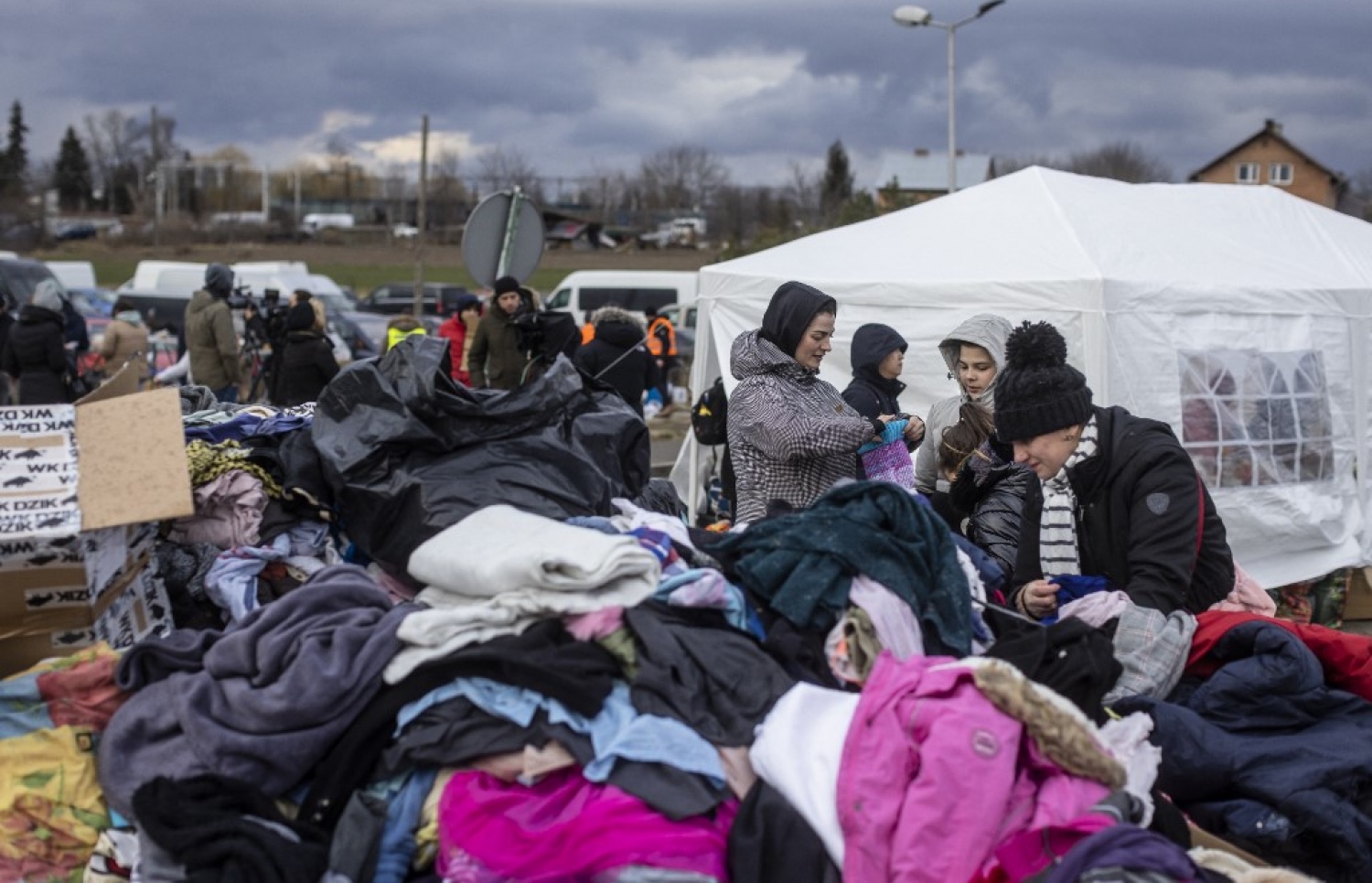 ޔޫކްރޭނުން ނުކުތް ރެފިއުޖީންގެ ބަޔަކު ޕޮލެންޑްގެ ސަރަހައްދީ ރޮނގު ކައިރީގައި. --އޭއެފްޕީ