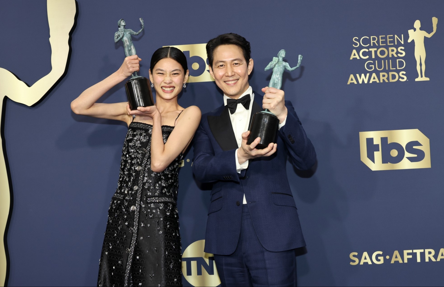 ސްކުއިޑް ގޭމްގެ ލީޑު ރޯލުތައް ކުޅުނު ލީ ޖަންގް ޖޭ އާއި ޖުންގް ހޯ ޔުން، ސެގް އެވޯޑް ހިފައިގެން ފޮޓޯއަކަށް ހުއްޓިލައިގެން.