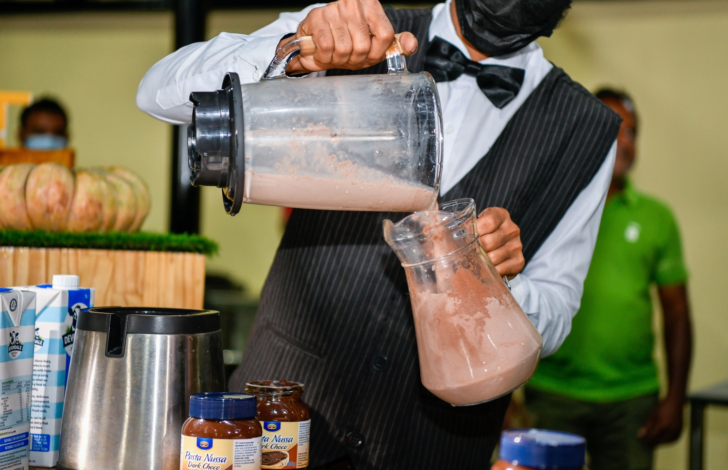 ކްރޫގާ ޗޮކްލެޓް ސްޕްރެޑް އާއި ޑެވޮންޑަލް ކިރު ބޭނުން ކޮށްގެން މިލްކްޝޭކް ތައްޔާރު ކުރަނީ-- ފޮޓޯ: ފަޔާޒު މޫސާ/މިހާރު