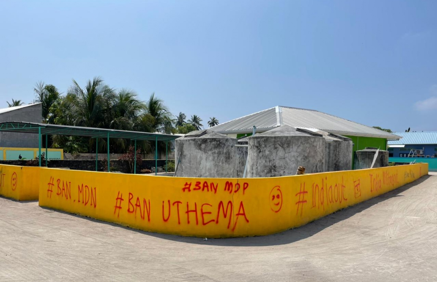 ށ. ފޭދޫ ޕްރީ ސްކޫލްގެ ފާރުގައި ލިޔެފައިވާ ބައެއް ލިޔުންތައް