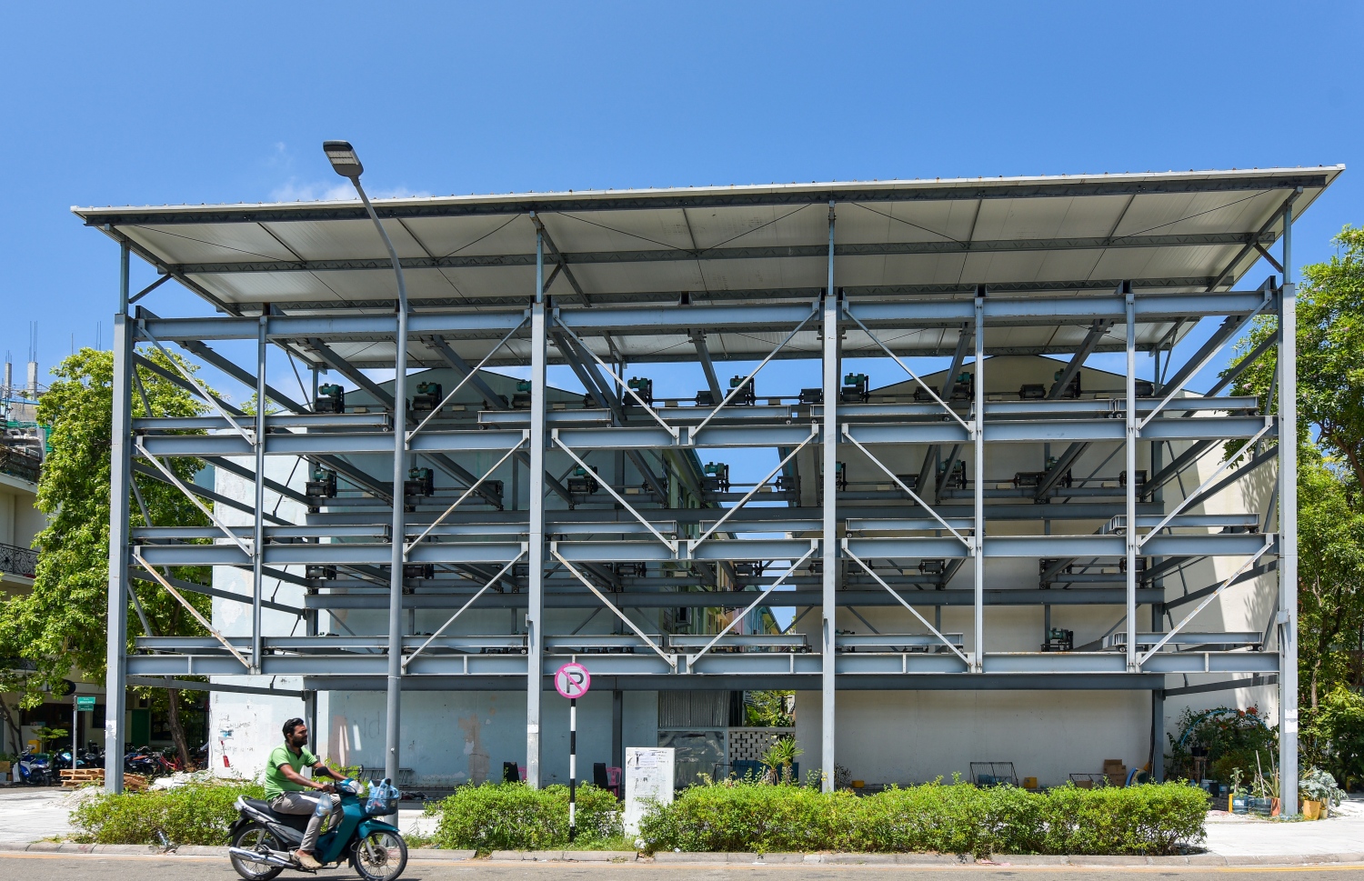 ހުޅުމާލޭގައި އިމާރާތްކޮށްފައި މެކޭނިކަލް ޕާކިން ސިސްޓަމެއް-- ފޮޓޯ: ފަޔާޒު މޫސާ/ މިހާރު