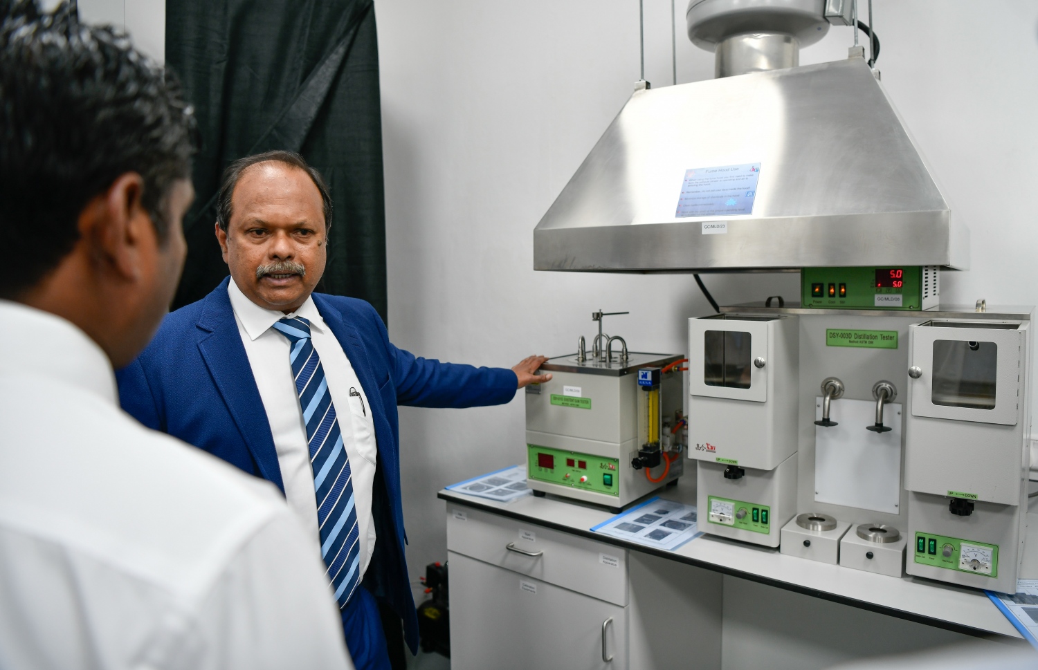 ޖީއޯ ކެމް މިޑްލް އީސްޓް ކުންފުނީގެ އިސް ބޭފުޅަކު އެސްޓީއޯގެ ލެބުގެ މެޝިންތައް ދައްކާލަނީ-- ފޮޓޯ: ނިޝާން އަލީ/މިހާރު