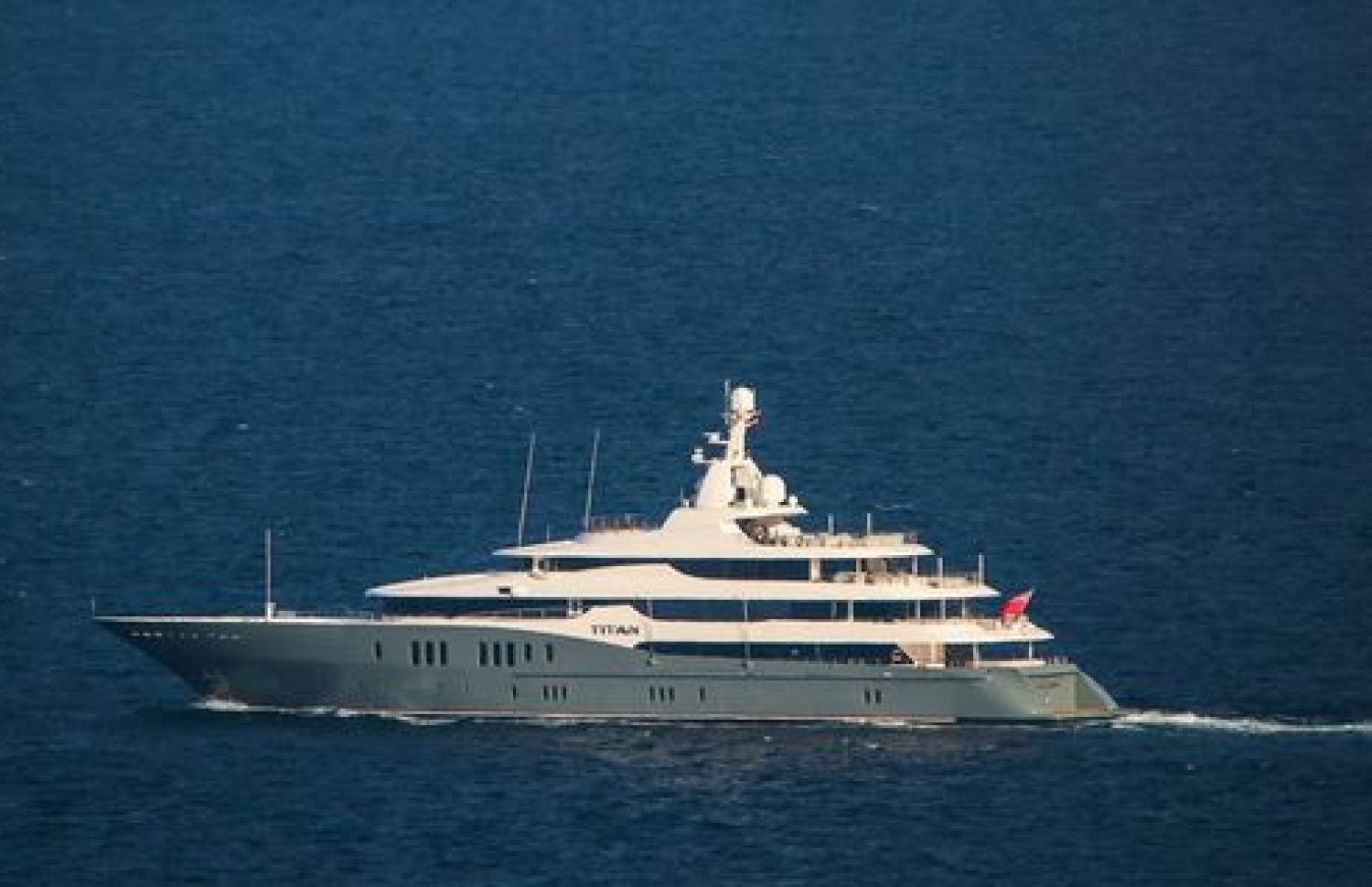 ރަޝިއާގެ ބިލިއަނަރު އެލެގްޒެންޑާ އަބްރަމޯވްގެ ސުޕަޔޮޓް ޓައިޓެން