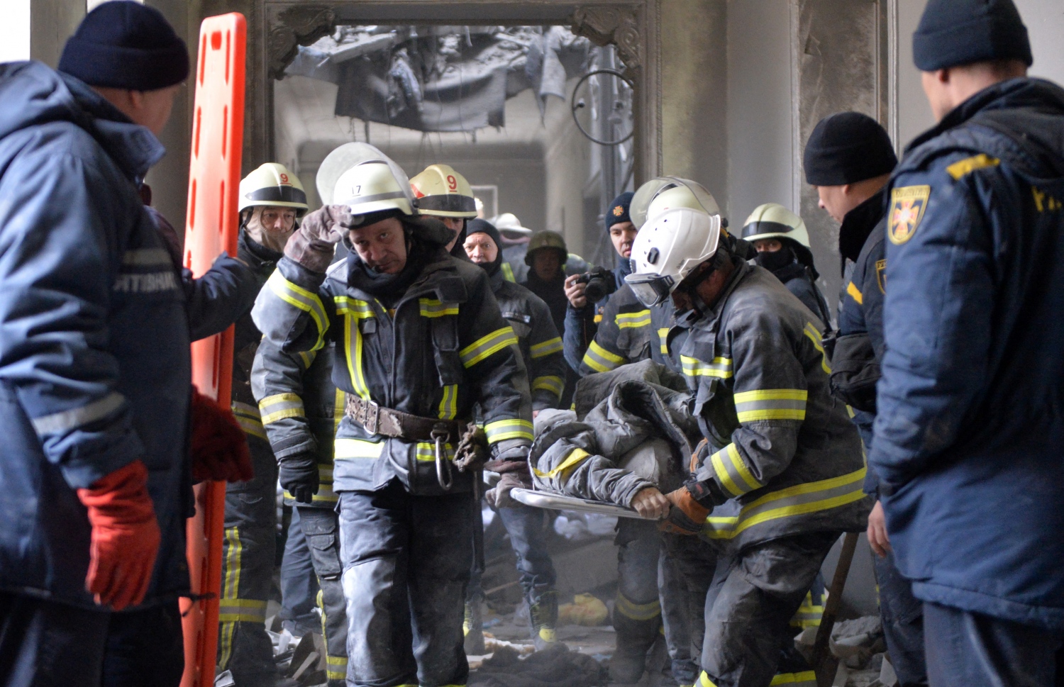 އެމެރިކާގެ ހަމަލާތަކުގައި ހަލާކުވި އިމާރާތެއްގެ ތެރޭގައި މަރުވެފައި އޮތް މީހެއްގެ ހަށިގަނޑު، ޔޫކްރޭންގެ ރެސްކިޔު ޓީމުން ނަގައިގެން ގެންދަނީ. --އޭއެފްޕީ