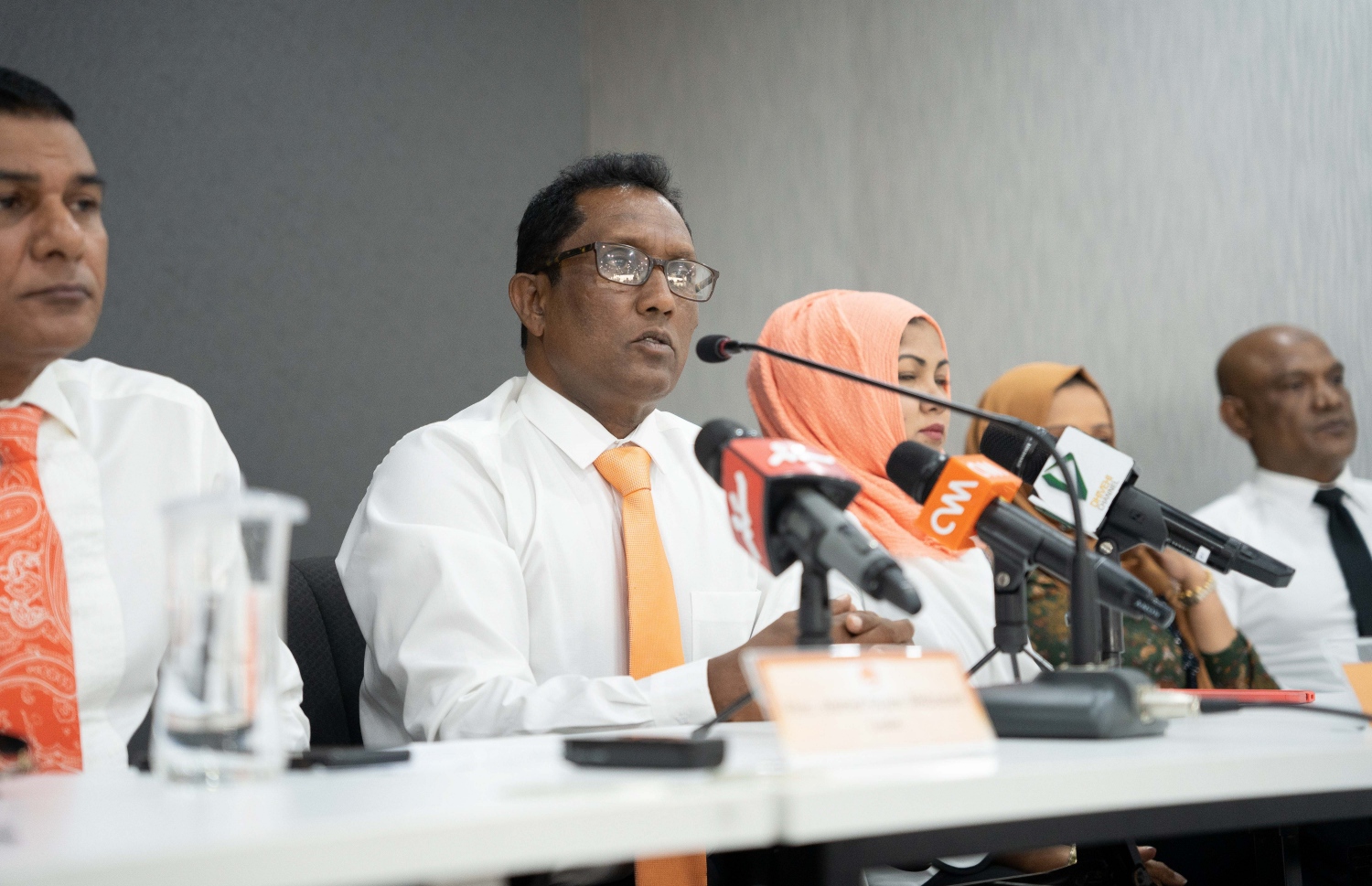 އެމްޑީޕީގައި އިސްކޮށް އުޅުއްވި ޝުއައިބު އަލީ ނޫސްވެރިންނާ ވާހަކަ ދައްކަވަނީ. -- ފޮޓޯ: ނިޝާން އަލީ/ މިހާރު