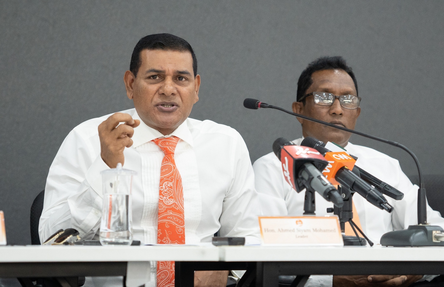 އެމްޑީއޭގެ ލީޑަރު އަހުމަދު އެ ޕާޓީން ބޭއްވި ނޫސްވެރިންގެ ބައްދަލުވުމުގައި ވާހަކަ ދައްކަވަނީ-- ފޮޓޯ: ނިޝާން އަލީ/ މިހާރު