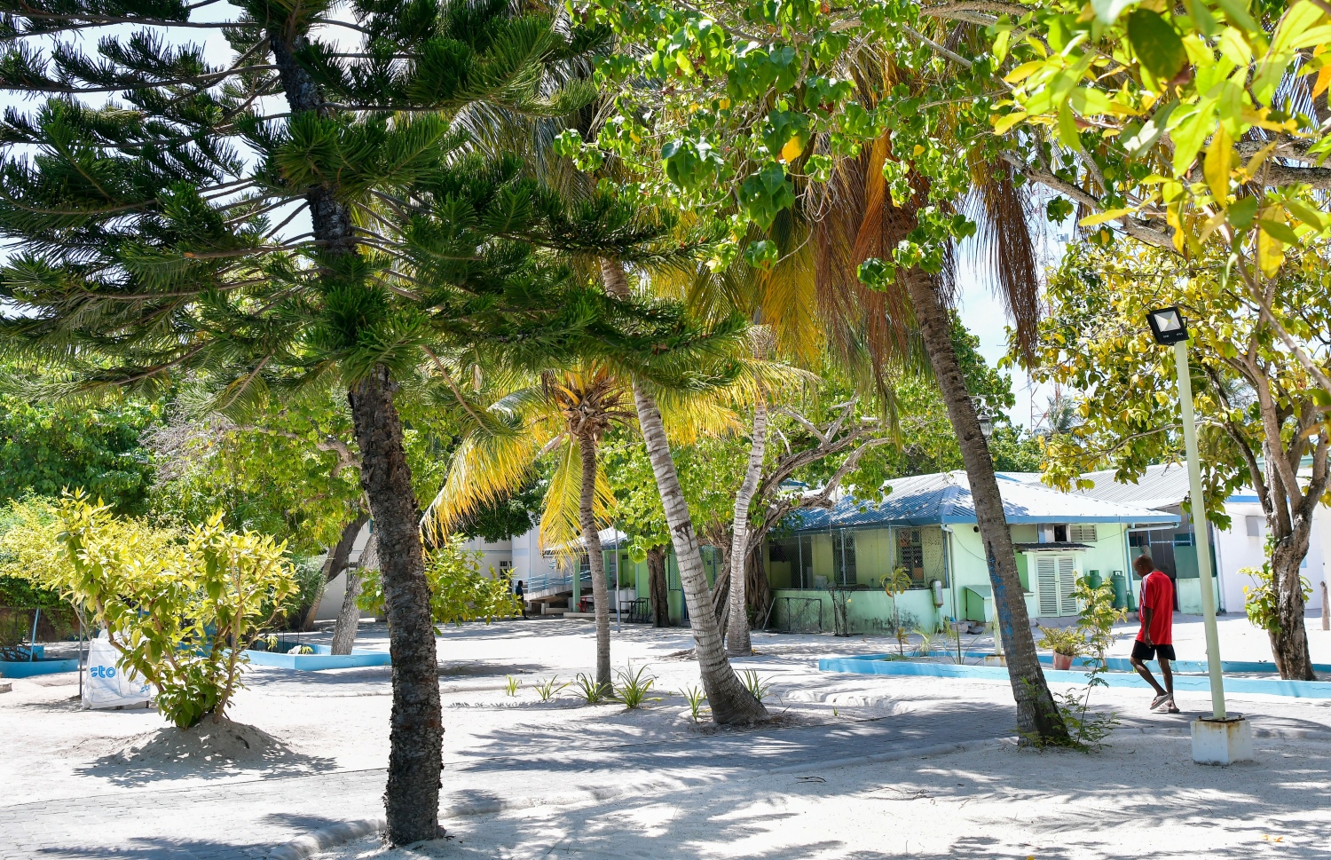 ގުރައިދޫގައި ހުންނަ ހާއްސަ އެހީއަށް ބޭނުންވާ މީހުންގެ މަރުކަޒު: އެ މަރުކަޒުގައި ނަފުސާނީ ބައްޔަށް ފަރުވާ ކުރާ މީހުންނާއި އަޅާލާނެ މީހަކު ނެތް އުމުރުން ދުވަސްވީ މީހުން ތިބޭ.-- ފޮޓޯ: ފަޔާޒް މޫސާ / މިހާރު