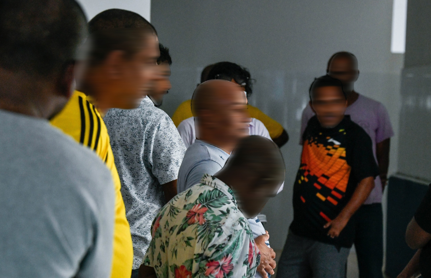 ގުރައިދޫ މަރުކަޒުގައި ފިރިހެނުންގެ ވޯޑްގައި ތިބޭ ބައެއް މީހުން: އެ މަރުކަޒުގެ ކެޕޭސިޓީ އަށް ވުރެ މީހުން ގިނަ.-- ފޮޓޯ: ފަޔާޒް މޫސާ / މިހާރު