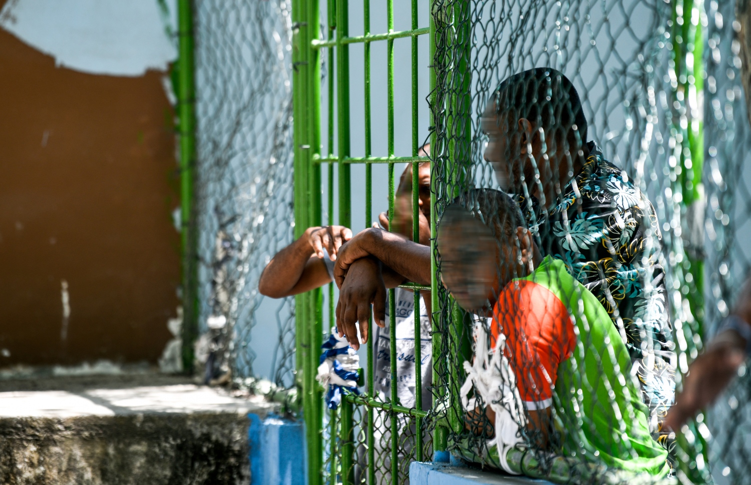 ގުރައިދޫ މަރުކަޒުގައި ނަފުސާނީ ފަރުވާ ހޯދަމުން އަންނަ ބަޔަކު އެތަނުގައި މަޑުކޮށްލައިގެން.-- ފޮޓޯ: ފަޔާޒް މޫސާ / މިހާރު