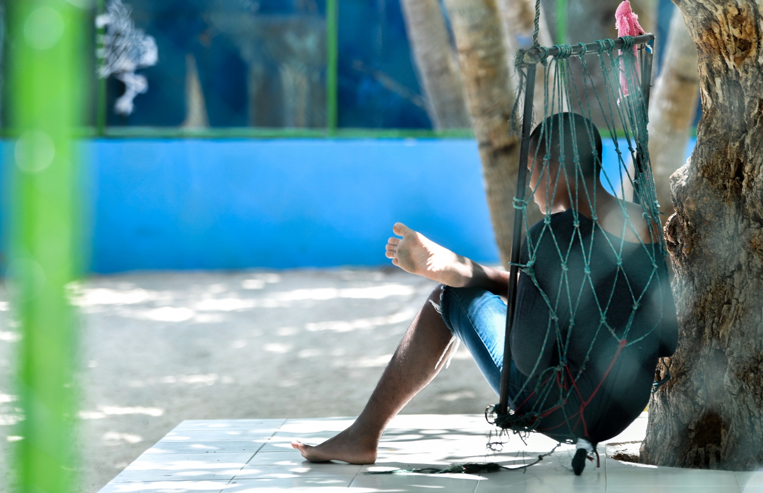 ގުރައިދޫ މަރުކަޒުގައި ފަރުވާ ހޯދަމުން އަންނަ މީހަކު އުނދޯންޏެއްގައި އިށީނދެލައިގެން.-- ފޮޓޯ: ފަޔާޒް މޫސާ / މިހާރު