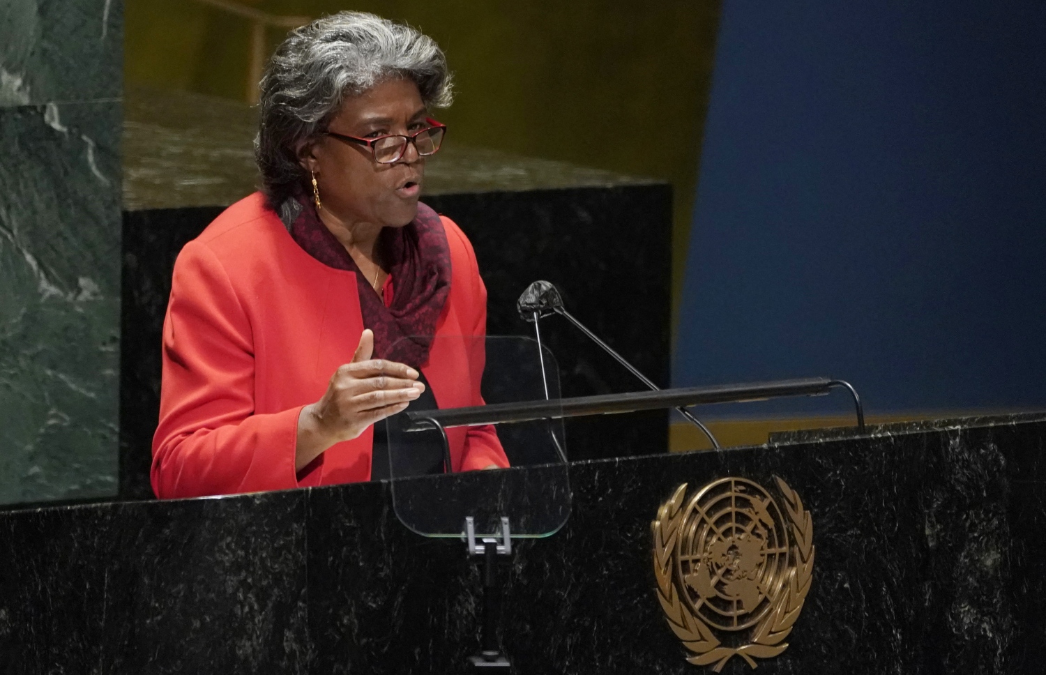 އދ. މަޖިލީހަށް ކަނޑައަޅާފައި ހުންނަ އެމެރިކާގެ ސަފީރު ލިންޑާ ތޯމަސް، އދ.ގެ އާންމު މަޖިލީހުގެ ޖަލްސާގައި ވާހަކަ ދައްކަވަނީ. --އޭއެފްޕީ