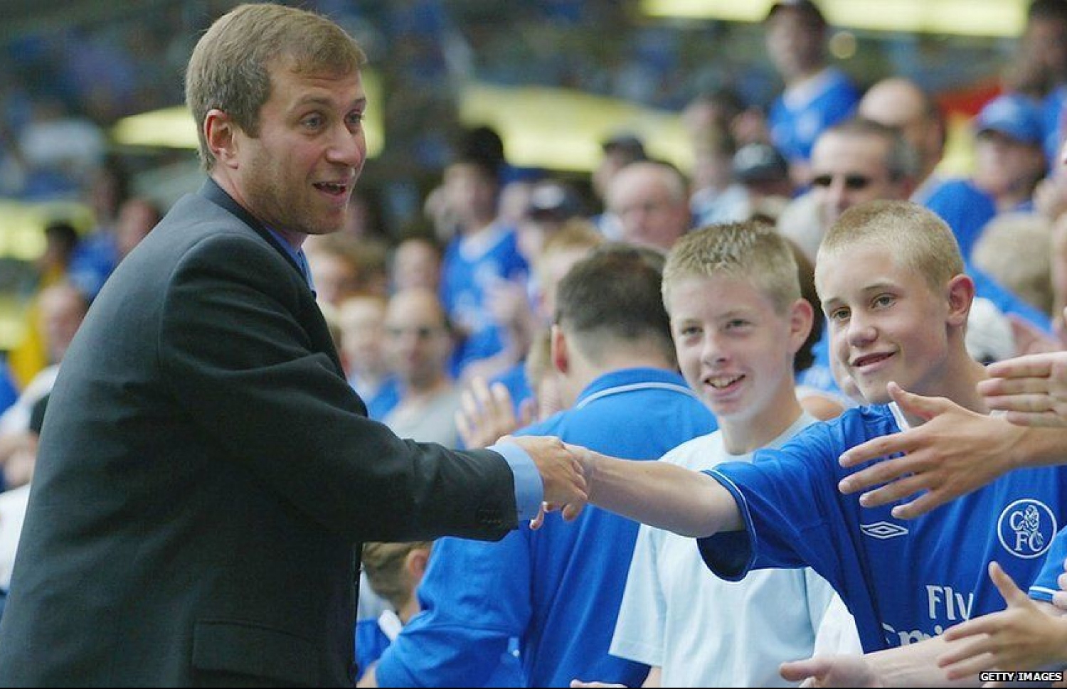 އަބްރަމޮވިޗް ޗެލްސީގެ ސަޕޯޓަރުންނާ ސަލާން ކުރަނީ.-- ފޮޓޯ: ގެޓީ އިމޭޖަސް