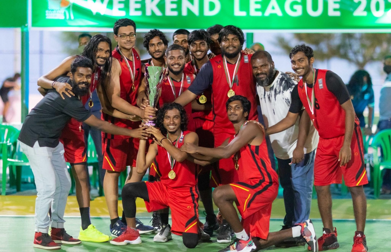 ޖެނުއަރީ މަހު ނިިމިގެން ދިޔަ ވީކެންޑް ބާސްކެޓްބޯޅަ ލީގު ކާމިޔާބު ކުރި ރެޑް ވިންގްސް ބާސްކެޓް ބޯޅަ ކްލަބް ފޮޓޯ އަކަށް ހުއްޓިގެން