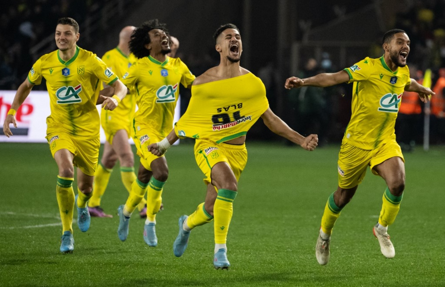 ޕެނަލްޓީ ޝޫޓައުޓް ކާމިޔާބު ކުރުމަށް ފަހު ނަންޓްސްގެ ކުޅުންތެރިން އުފާފާޅުކުރަނީ.-- ފޮޓޯ: އޭއެފްޕީ