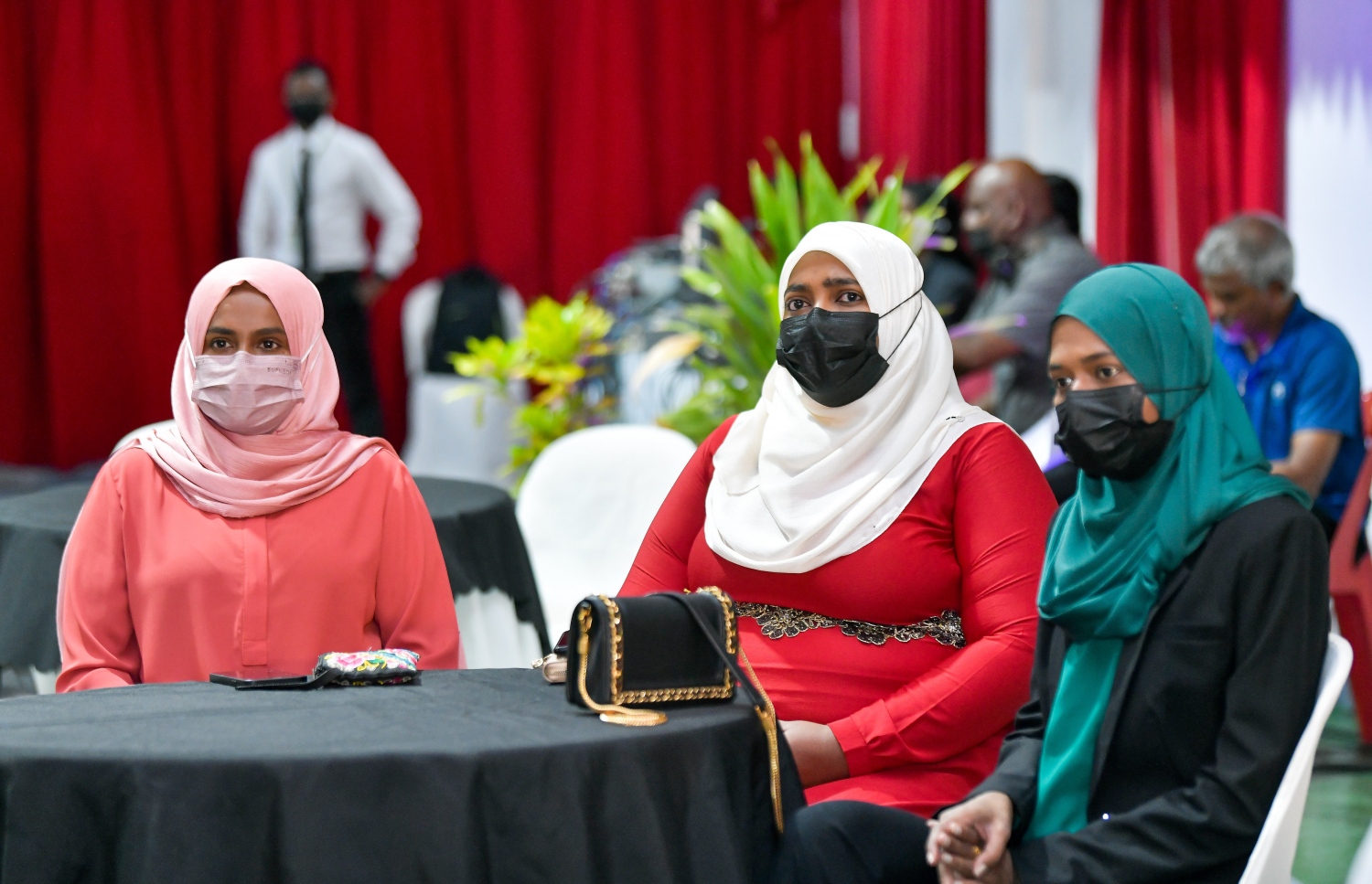 ސްކޫލް ހިންގުމުގެ ދާއިރާއިން މާސްޓާސްއަށް ކިޔެވުމުގެ 20 ސްކޮލަޝިޕް ލިބުނު މީހުންނަށް ލިޔުން ހަވާލުކުރަން މިރޭ ބޭއްވި ރަސްމިއްޔާތުގައި ބައިވެރިވި ބައެއް މީހުން.-- ފޮޓޯ: ފަޔާޒު މޫސާ/ މިހާރު