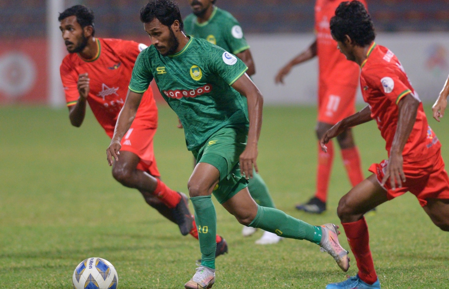 މާޒިޔާގެ ހަމްޒާ އަތުން ބޯޅަ ހޯދަން ގްރާންޑޭގެ ކުޅުންތެރިން މަސައްކަތް ކުރަނީ --- ފޮޓޯ: އެފްއޭއެމް