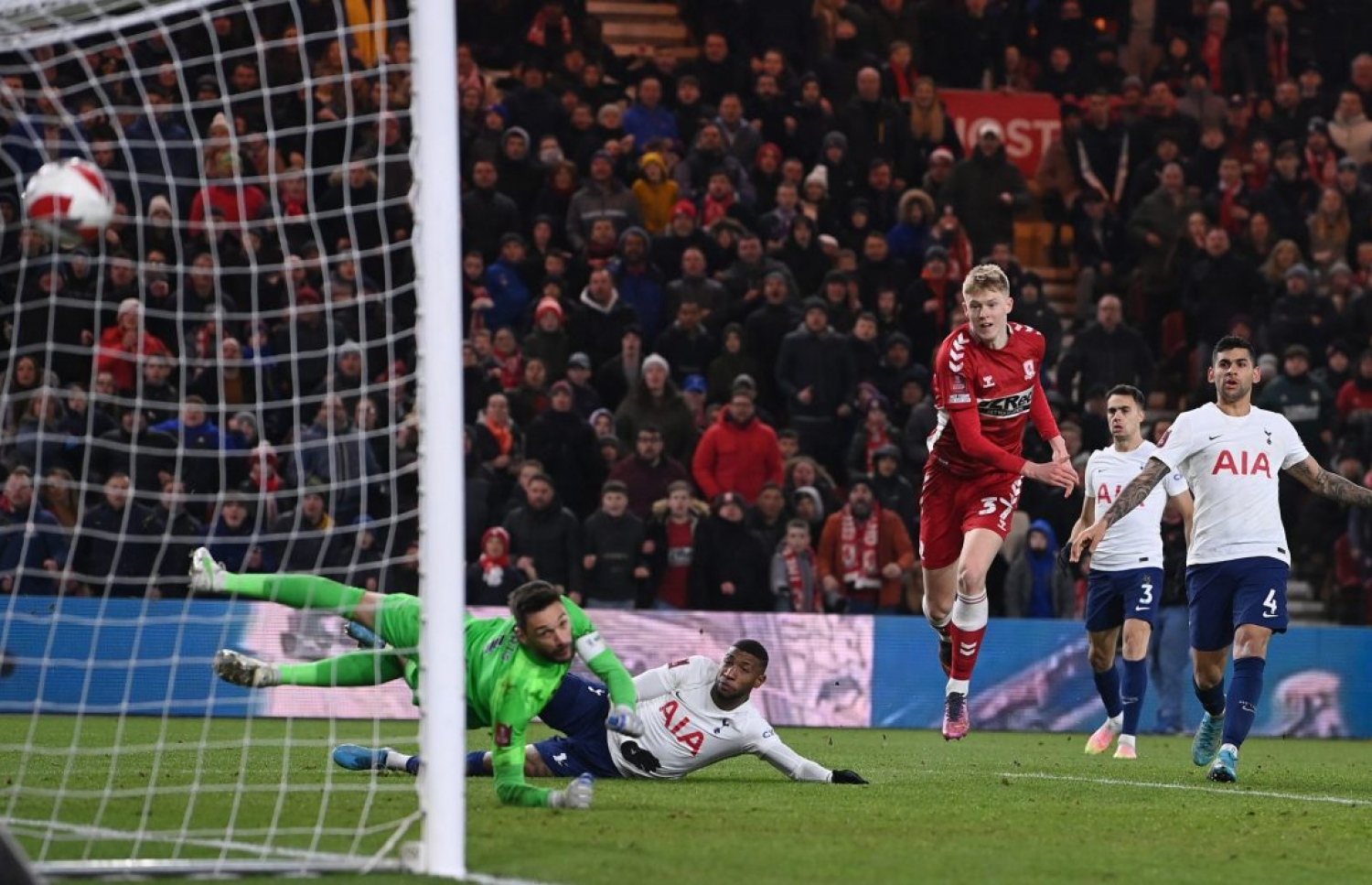 ސްބަރާ އިން އެފްއޭ ކަޕް ފަސްވަނަ ބުރުގައި ޓޮޓެންހަމް ބަލިކުރި ލަނޑު ޖަހަނީ.-- ފޮޓޯ: ޓްވިޓާ