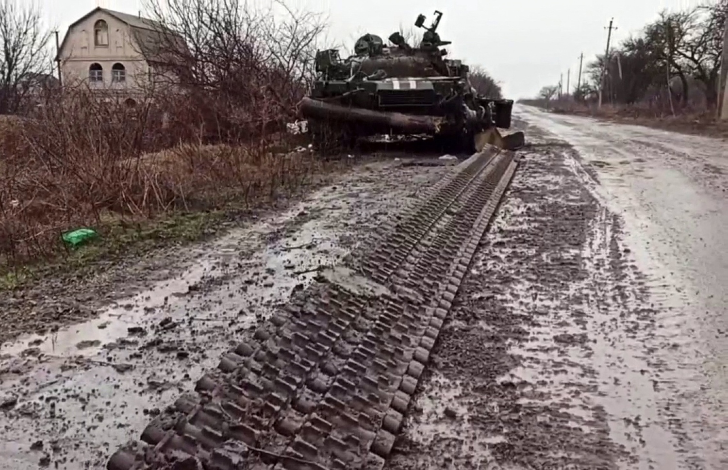 ހަމަލާތައް ހުއްޓާލި ކަމަށް ބުނާ ޔުކްރޭނުގެ މަރިއުޕޮލްގައި އެ ގައުމުގެ ސިފައިންގެ ޓޭންކެއް ހަލާކުކޮށްލާފައި. --ފޮޓޯ: ރަޝިއަން ޑިފެންސް މިނިސްޓްރީ