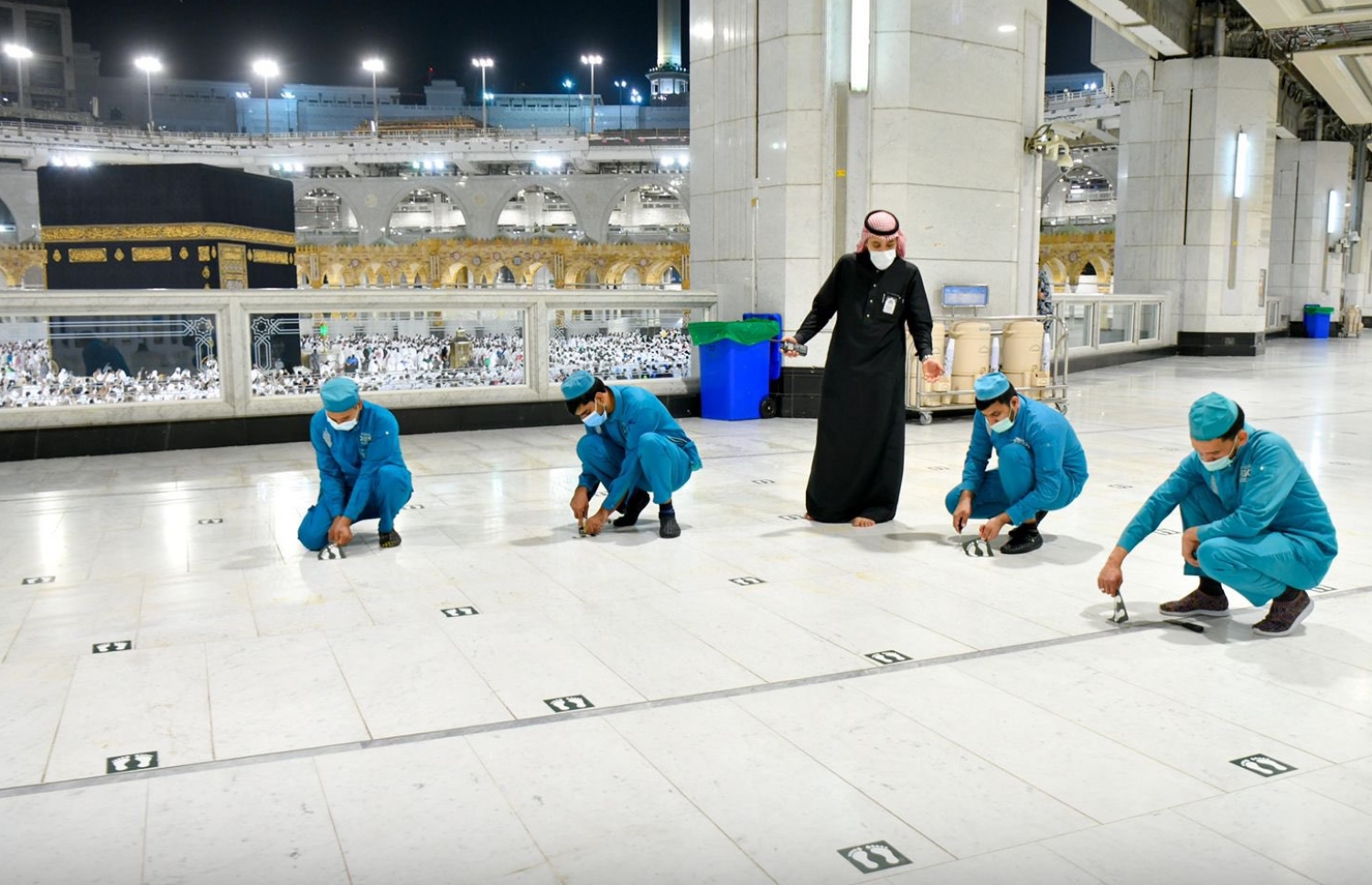 ހަރަމްފުޅުގައި ނަމާދުކުރުމަށް ސަފު ހަދާއިރު ގައިދުރުކަން ބަހައްޓަން އިރުޝާދު ދީ ޖަހާފައިވާ ފާހަގަތައް، ކޮވިޑާ ދެކޮޅު ފިޔަވަޅުތައް އުވާލުމާ އެކު ރޭ ފަތިހު ނައްޓާލަނީ. -- ފޮޓޯ: ހަރަމައިން