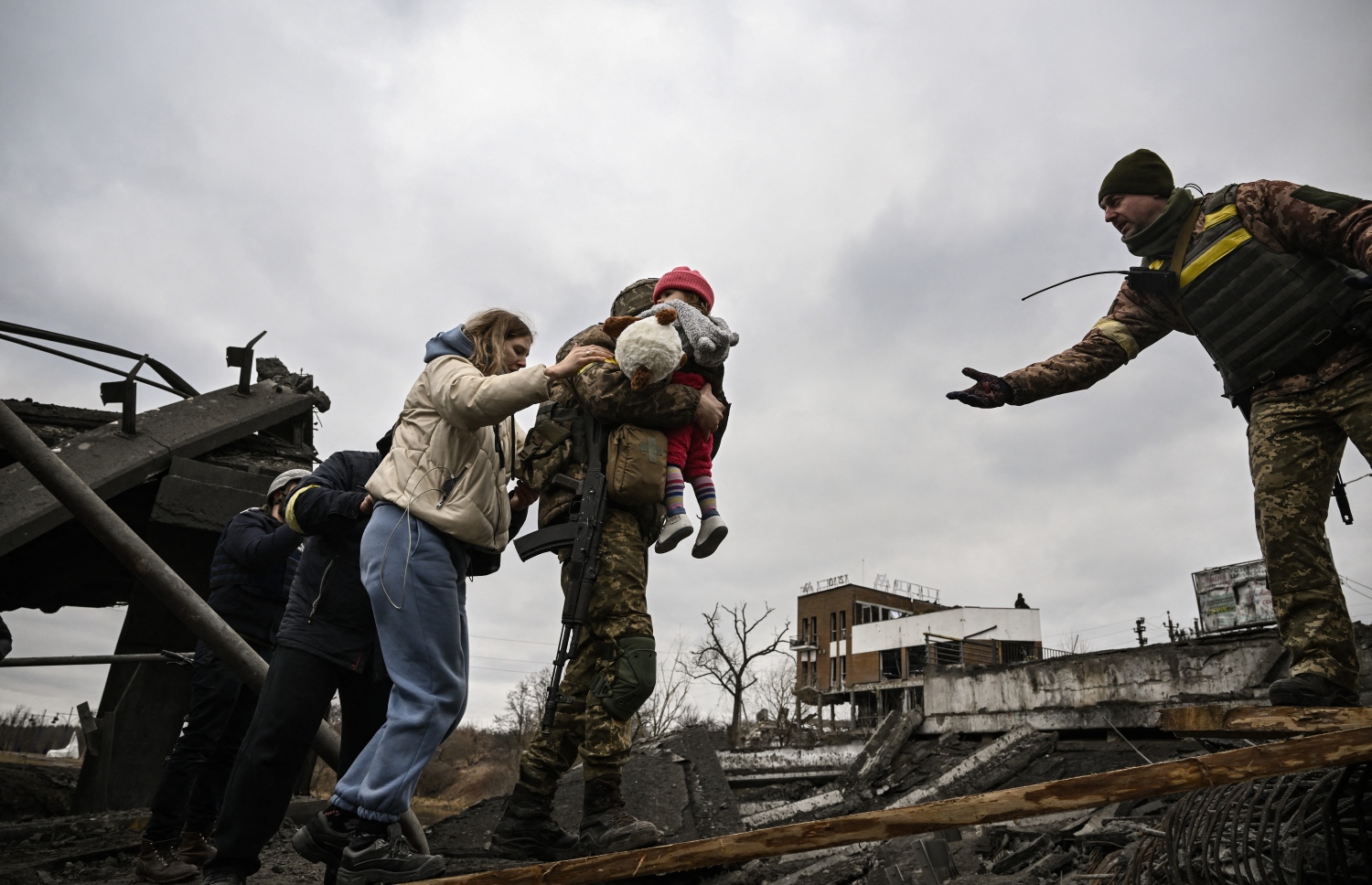 ޔޫކްރޭންގެ ވެރިރަށް ކިޔޭވްގެ ހުޅަނގު އުތުރުގައި އޮންނަ އިރްޕިން ސަރަހައްދު ދޫކޮށް ނުކުންނަ ބަޔަކު، ހަލާކުވެފައިވާ ބްރިޖެއް ހުރަސްކުރުމުގައި ޔޫކްރޭން ސިފައިން އެހިތެރިވެދެނީ. --އޭއެފްޕީ