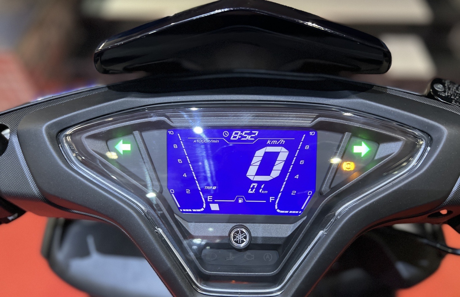 ޔަމަހާ އެރޮކްސް 155 ކަނެކްޓްގެ ސްކްރީން: ފޯނަށް އަންނަ މެސެޖާއި ކޯލުތައް ބަލާލެވޭނެ-- ފޮޓޯ: އެލިއާ