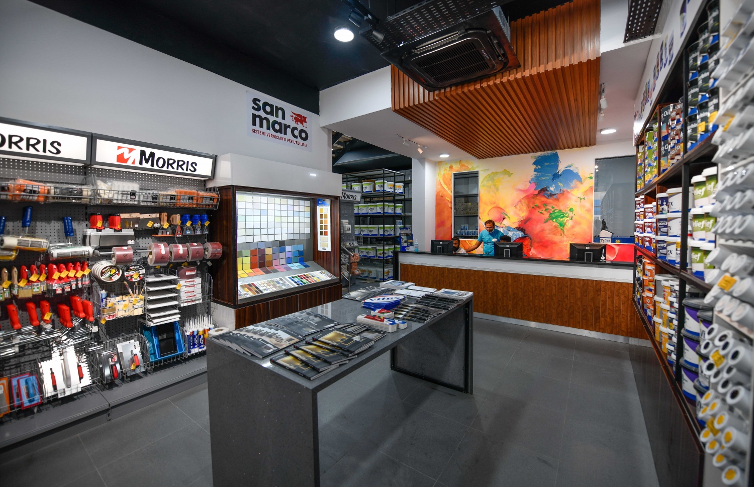 މުނި ހޯމްކެއާ ޕެއިންޓް ސެންޓަރުގެ އެތެރެ-- ފޮޓޯ: ނިޝާން އަލީ/މިހާރު