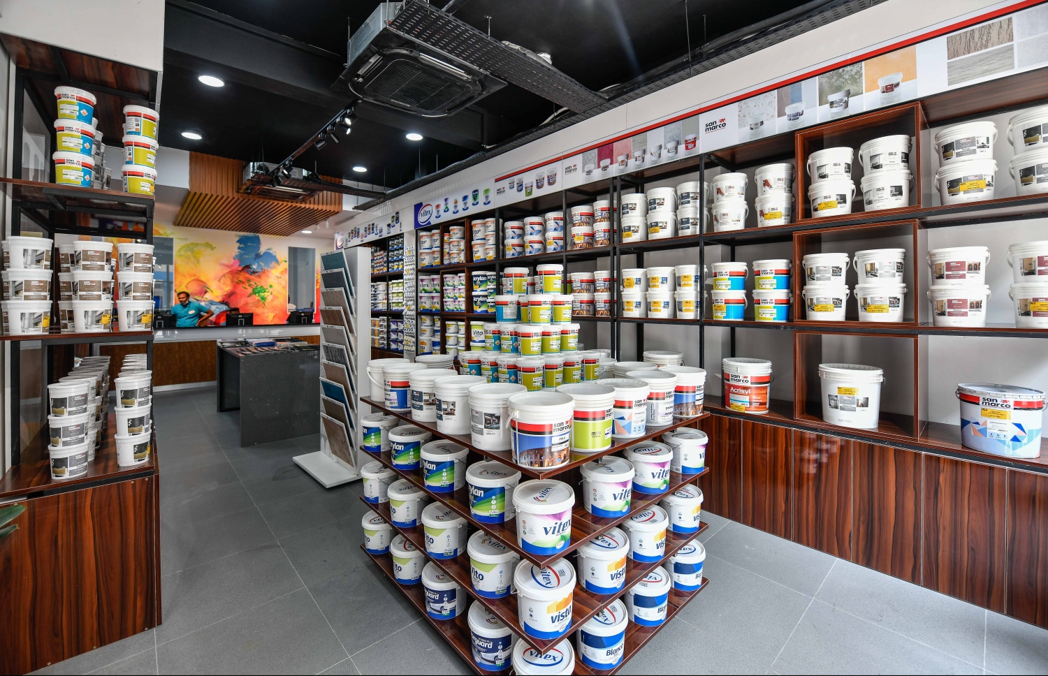 މުނި ހޯމްކެއާ ޕެއިންޓް ސެންޓަރުގެ އެތެރެ-- ފޮޓޯ: ނިޝާން އަލީ/މިހާރު