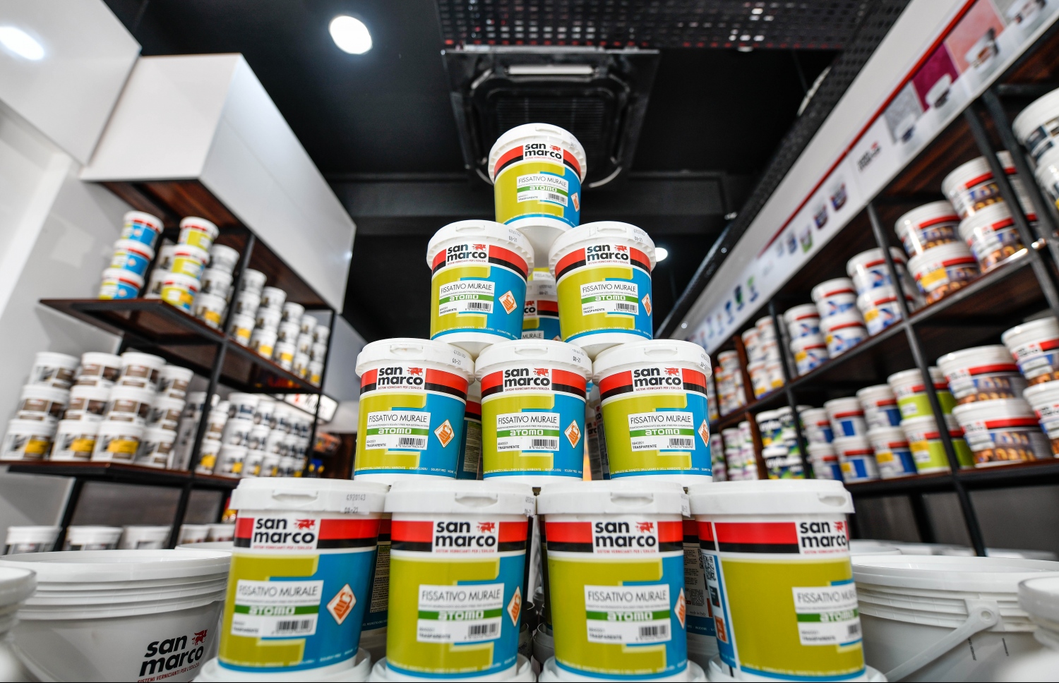 މުނި ހޯމްކެއާ ޕެއިންޓް ސެންޓަރުން ލިބެން ހުންނަ ސެން މާކޯ ބްރޭންޑުގެ ކުލަ-- ފޮޓޯ: ނިޝާން އަލީ/މިހާރު