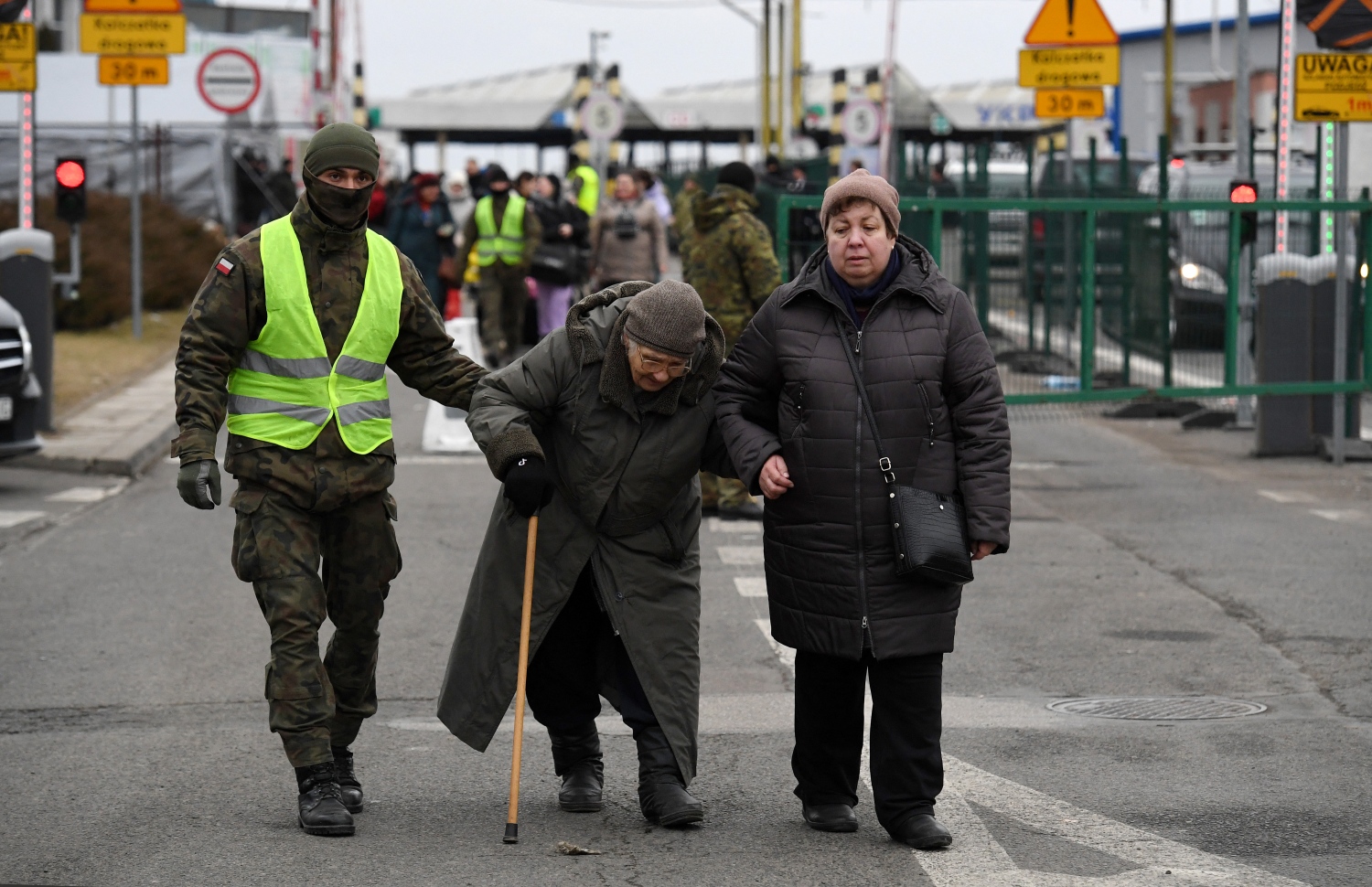 ޕޮލެންޑް - މާޗް 5: ޔުކްރޭނުން ދަތުރުކުރި އުމުރުން ދުވަސްވީ މީހަކަށް ޕޮލެންޑް މީހުން އެހީތެރިވަނީ. --ފޮޓޯ:އޭއެފްޕީ
