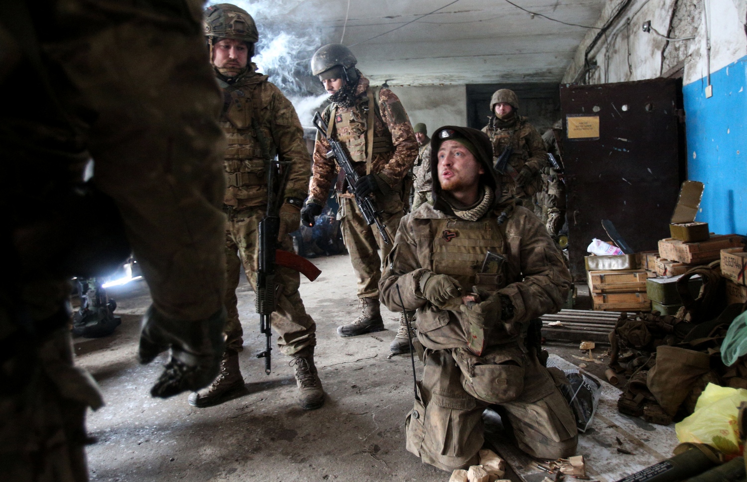 ލުހާންސްކް - މާޗް 5: ޔުކްރޭނުގެ އަސްކަރީ ފޯސްގެ މެންބަރުން، ބަޑީގެ ހަމަލާތަކުން ހިމާޔަތް ހޯދުމަށް ޝެލްޓާއަކަށް ވަދެ. --ފޮޓޯ:އޭއެފްޕީ