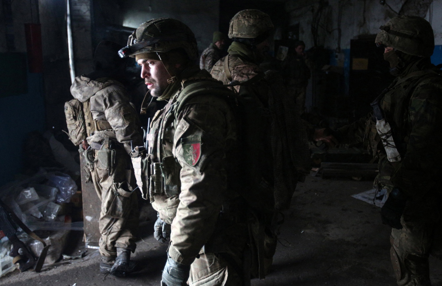 ލުހާންސްކް - މާޗް 5: ޔުކްރޭނުގެ އަސްކަރީ ފޯސްގެ މެންބަރުން ޓޭންކް ހަމަލާއަކަށް ރައްދު ދޭން ތައްޔާރުވެފައި. --ފޮޓޯ:އޭއެފްޕީ