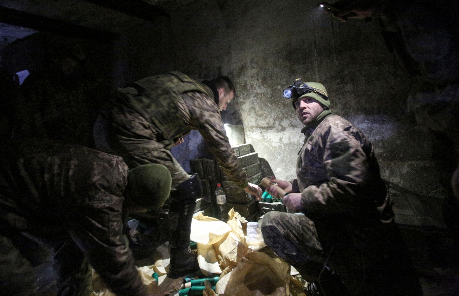 ލުހާންސްކް - މާޗް 5: ޔުކްރޭނުގެ އަސްކަރީ ފޯސްގެ މެންބަރުން ޓޭންކް ހަމަލާއަކަށް ރައްދު ދޭން ތައްޔާރުވެފައި. --ފޮޓޯ:އޭއެފްޕީ