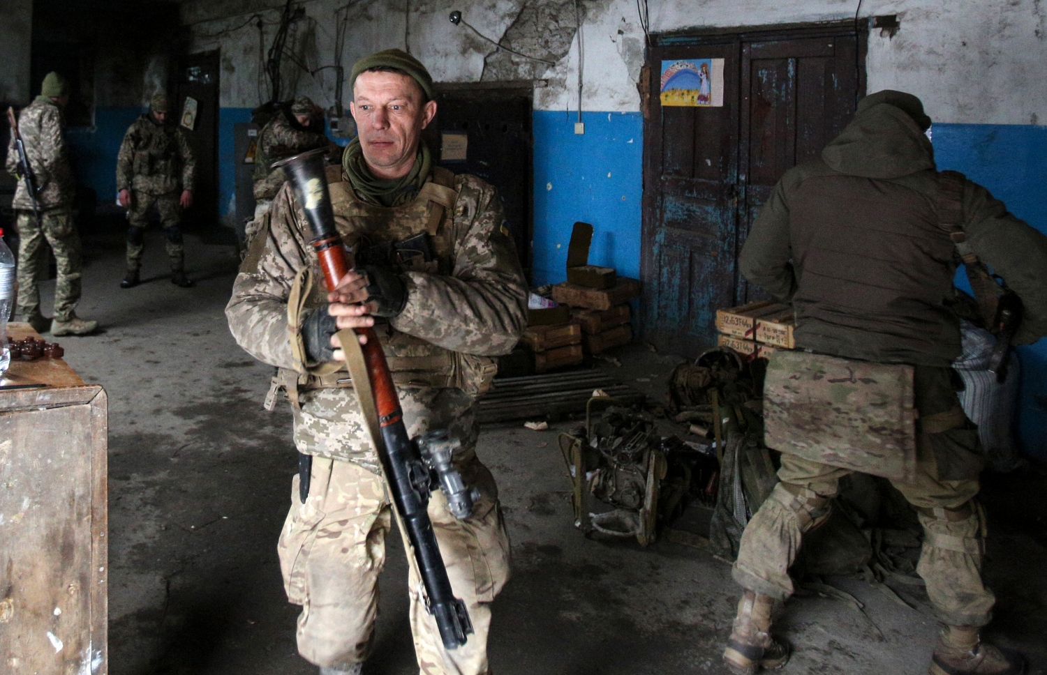 ލުހާންސްކް - މާޗް 5: ޔުކްރޭނުގެ އަސްކަރީ ފޯސްގެ މެންބަރުން ޓޭންކް ހަމަލާއަކަށް ރައްދު ދޭން ތައްޔާރުވެފައި. --ފޮޓޯ:އޭއެފްޕީ