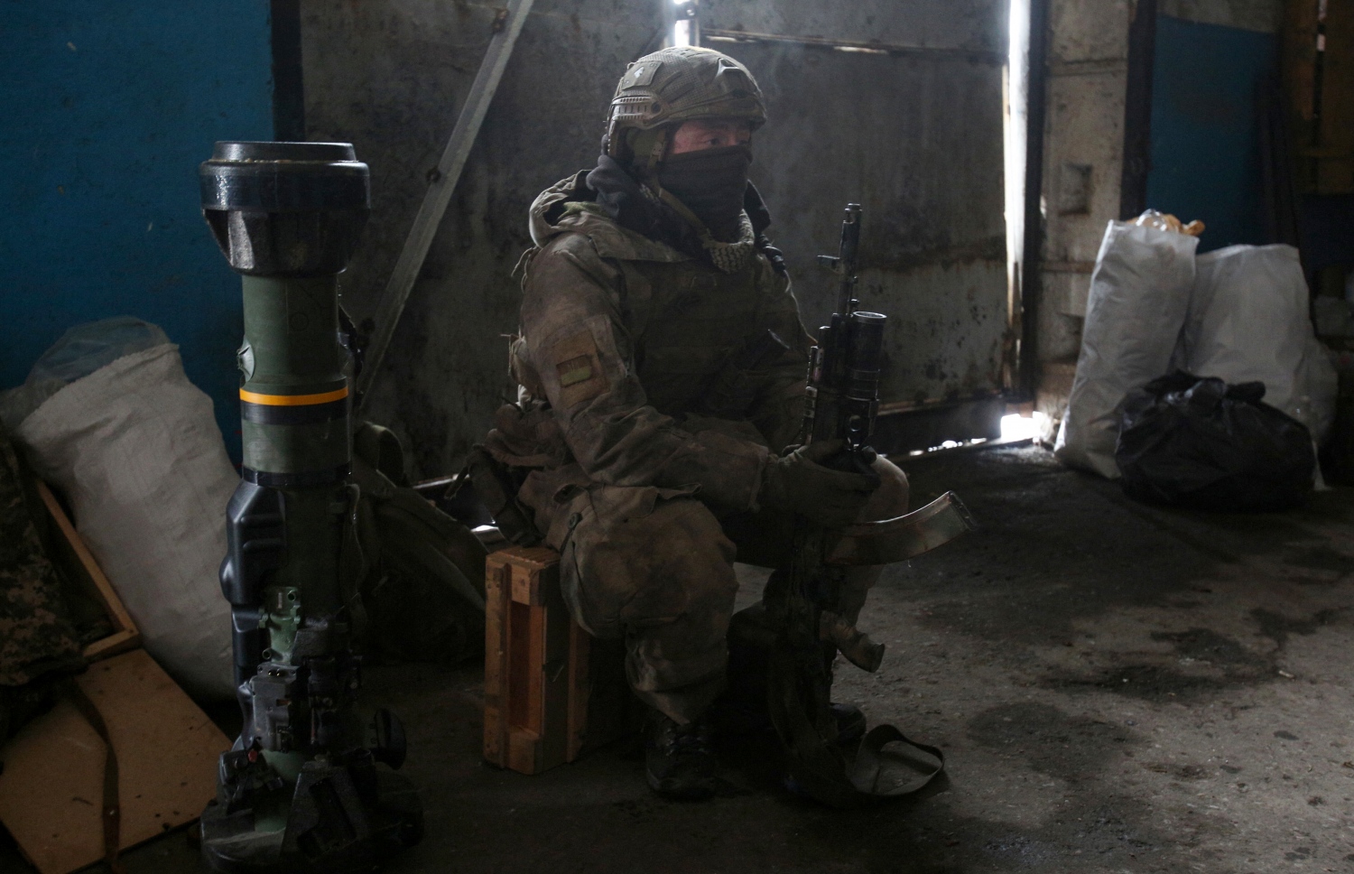 ލުހާންސްކް - މާޗް 5: ޔުކްރޭނުގެ އަސްކަރީ ފޯސްގެ މެންބަރަކު، ބަޑީގެ ހަމަލާތަކުން ހިމާޔަތް ހޯދުމަށް ޝެލްޓާއަކަށް ވަދެ. --ފޮޓޯ:އޭއެފްޕީ