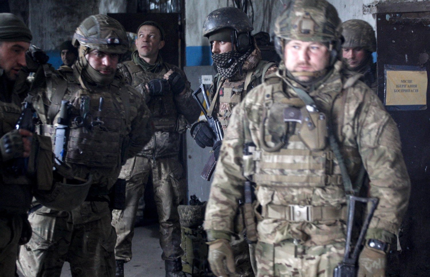 ލުހާންސްކް - މާޗް 5: ޔުކްރޭނުގެ އަސްކަރީ ފޯސްގެ މެންބަރުން، ބަޑީގެ ހަމަލާތަކުން ހިމާޔަތް ހޯދުމަށް ޝެލްޓާއަކަށް ވަދެ. --ފޮޓޯ:އޭއެފްޕީ