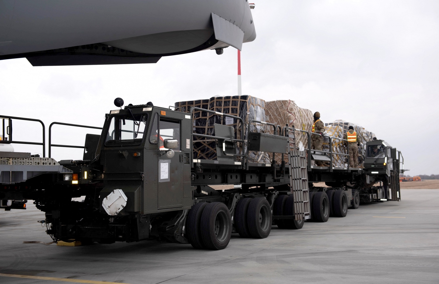 އޮސްޓްރޭލިއާ - މާޗް 5: ރޯޔަލް އޮސްޓްރޭލިއަން އެއާ ފޯސްގެ ސީ-17އޭގެ ބޯޓަކުން ޔުކްރޭނަށް އަސްކަރީ ސާމާނު ފޯރުކޮށްދެނީ. --ފޮޓޯ:އޭއެފްޕީ