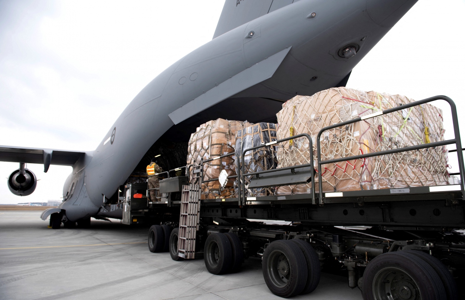 އޮސްޓްރޭލިއާ - މާޗް 5: ރޯޔަލް އޮސްޓްރޭލިއަން އެއާ ފޯސްގެ ސީ-17އޭގެ ބޯޓަކުން ޔުކްރޭނަށް އަސްކަރީ ސާމާނު ފޯރުކޮށްދެނީ. --ފޮޓޯ:އޭއެފްޕީ