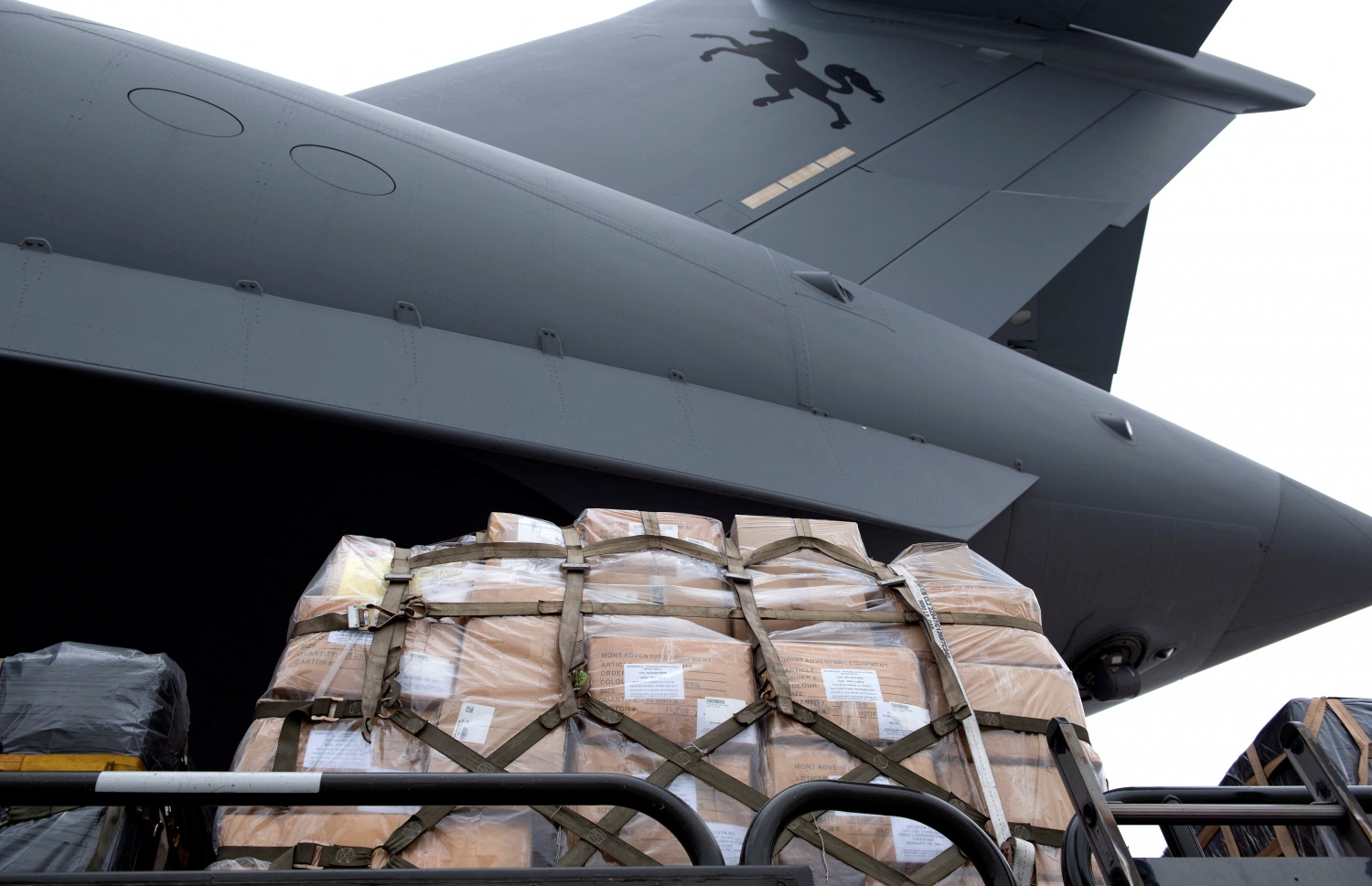 އޮސްޓްރޭލިއާ - މާޗް 5: ރޯޔަލް އޮސްޓްރޭލިއަން އެއާ ފޯސްގެ ސީ-17އޭގެ ބޯޓަކުން ޔުކްރޭނަށް އަސްކަރީ ސާމާނު ފޯރުކޮށްދެނީ. --ފޮޓޯ:އޭއެފްޕީ