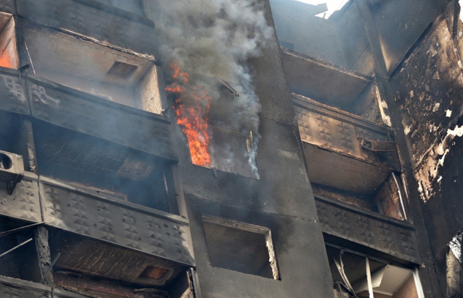 ރަޝިޔާ ސިފައިންގެ ހަމަކާތަކުގައި ޔޫކްރޭންގެ އިމާރާތެއްގައި ރޯވެ އަނދަނީ. --އޭއެފްޕީ