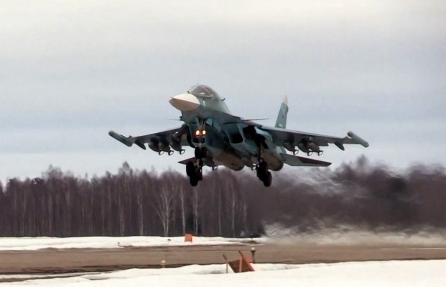 ރަޝިޔާގެ ސުކޯއީ މަރުކާގެ ހަނގުރާމަމަތީ މަތިންދާބޯޓެއް، ޔޫކްރޭނަށް ހަމަލާ ދިނުމަށްޓަކައި ރަޝިޔާގެ އަސްކަރީ ވައިގެ ބަނދަރަކުން ފުރަނީ. --އޭއެފްޕީ