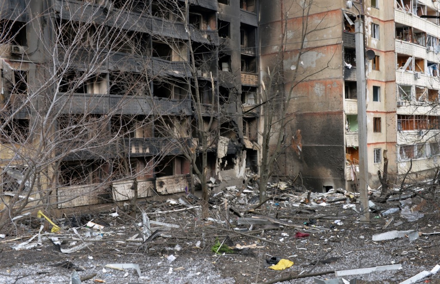 ޔޫކްރޭންގެ ޚަރްކީވް އަށް ރަޝިޔާ ސިފައިން ދިން ވަރުގަދަ ހަމަލާތަކުގައި އެ ސަހަރުގެ އިމާރާތެއް ހަލާކުވެފައި. --އޭއެފްޕީ